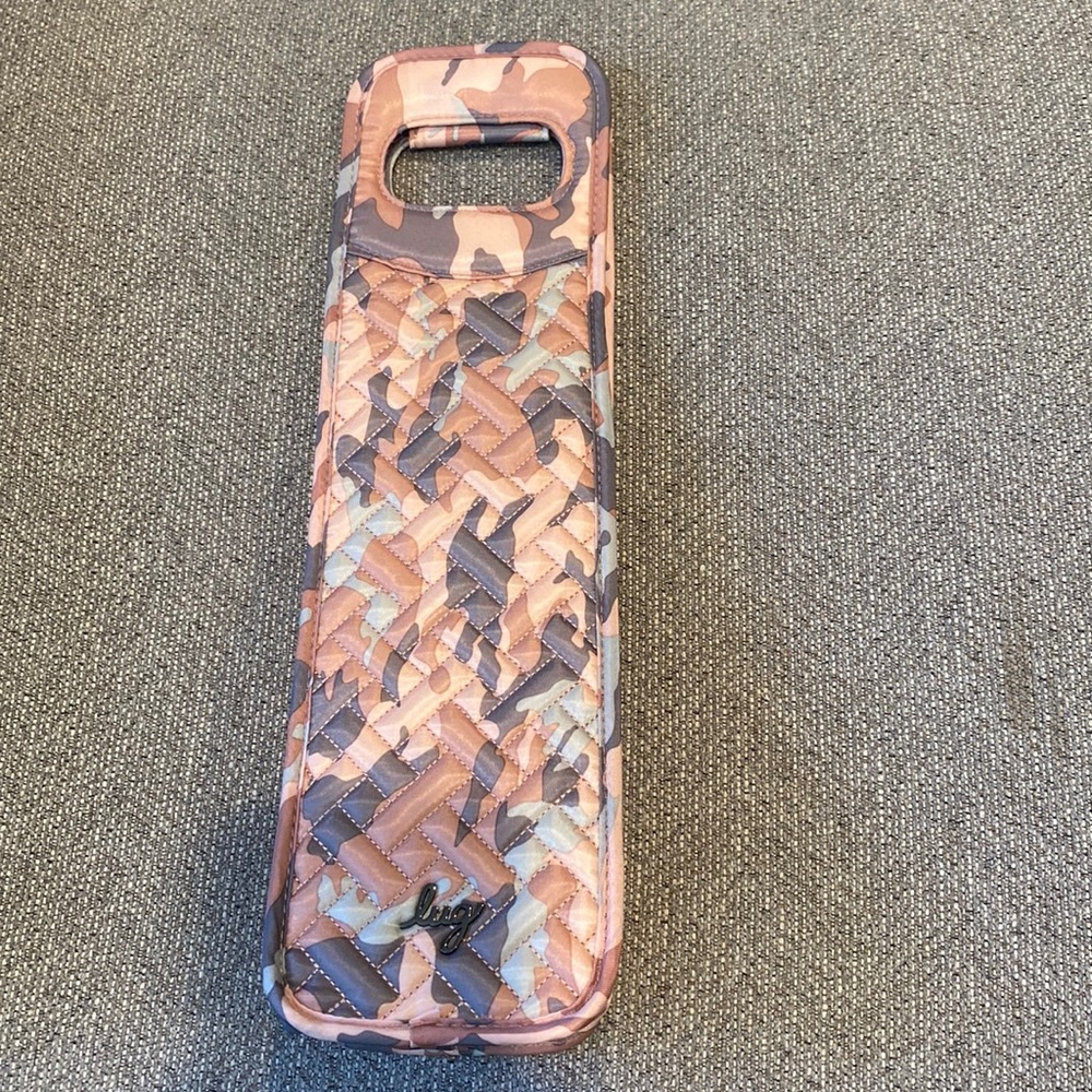 Lug shuttle pink camo insulated wine carrier